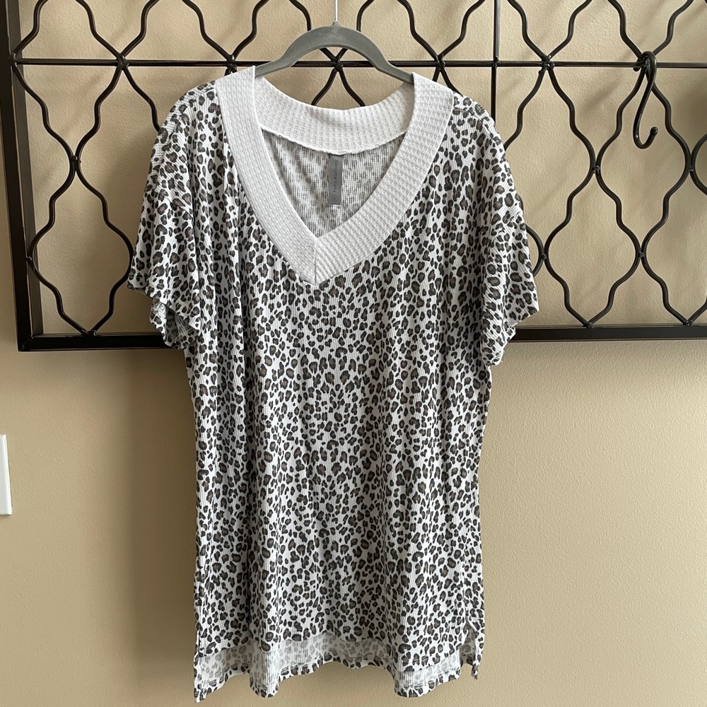 Sale! 🌻 2/25! Waffle texture Leopard, sz xl. EUC
